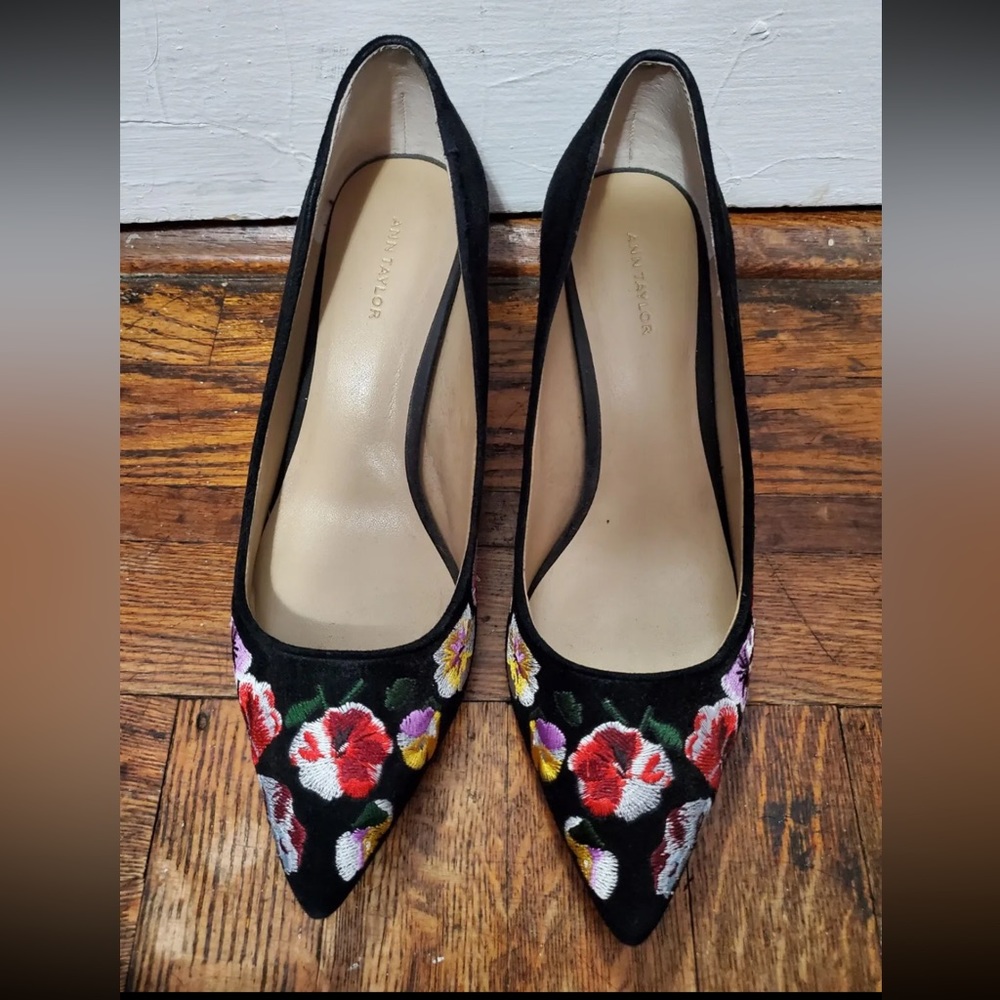Ann Taylor Black Suede Pumps With Embroidery 8.5M